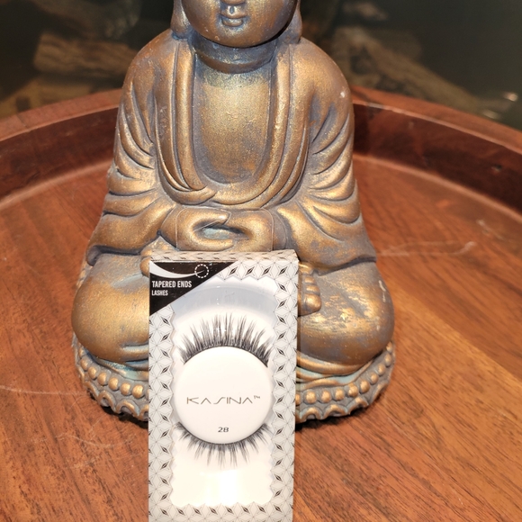 Strip Lashes - Picture 2 of 3